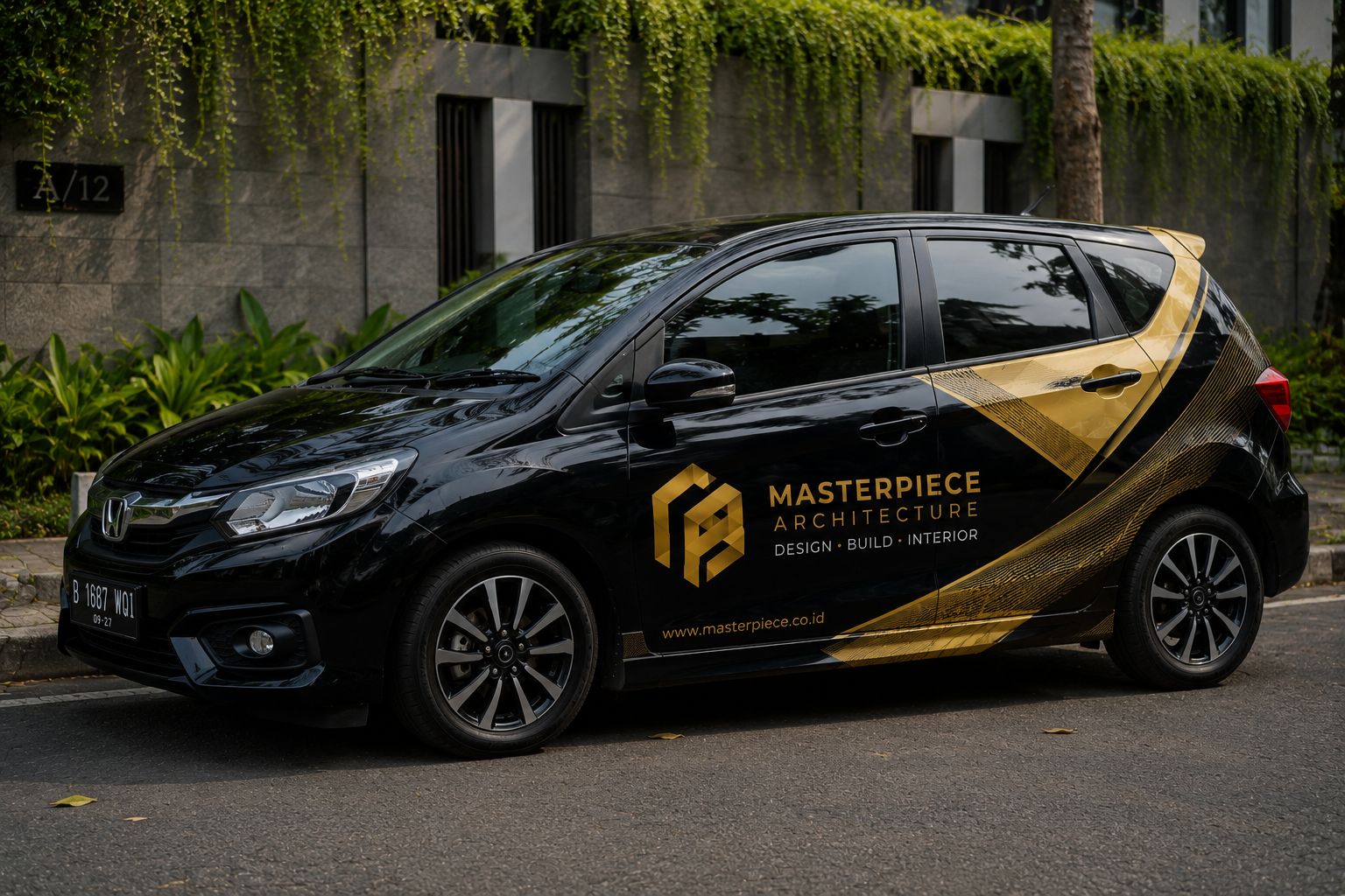 Sticker branding mobil ekspedisi untuk armada logistik