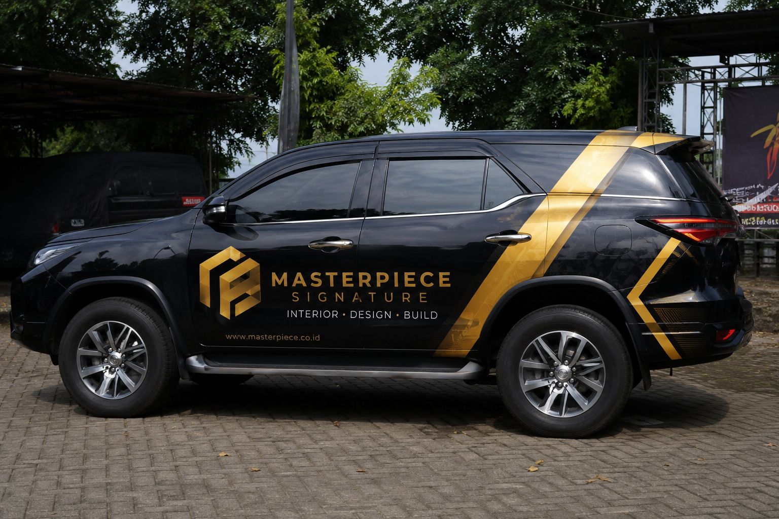 Branding mobil kantor untuk kendaraan operasional perusahaan